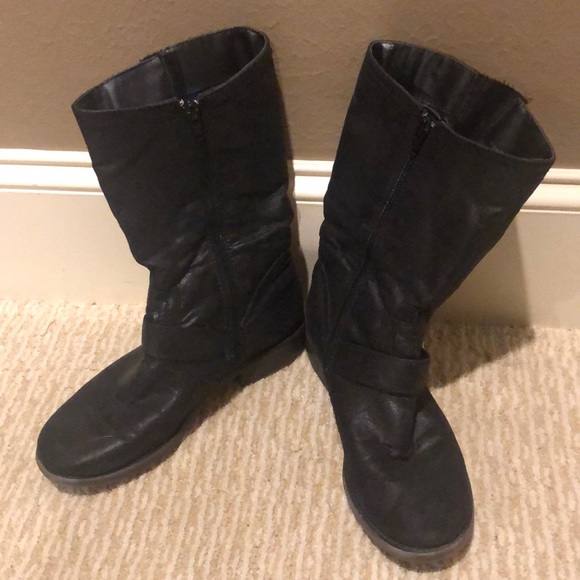 Black bare trap calf-high boots with side zipper. - Picture 3 of 3